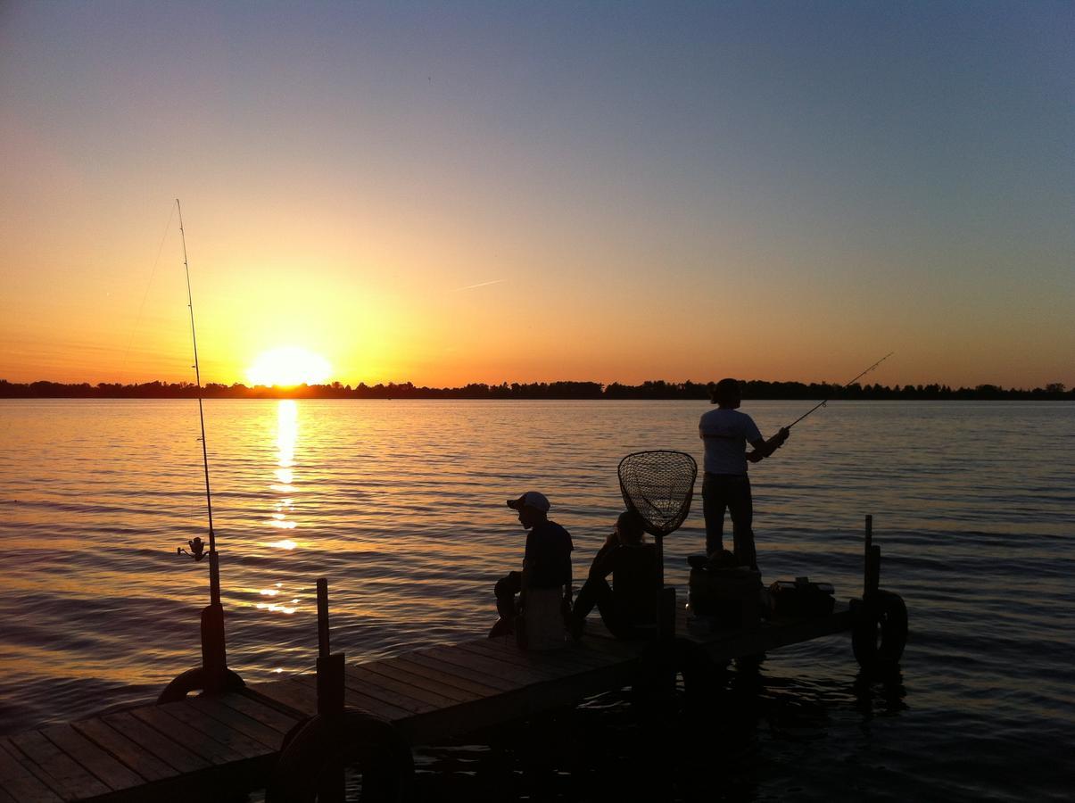 Lake Dalrymple Resort Lagoon City Room photo