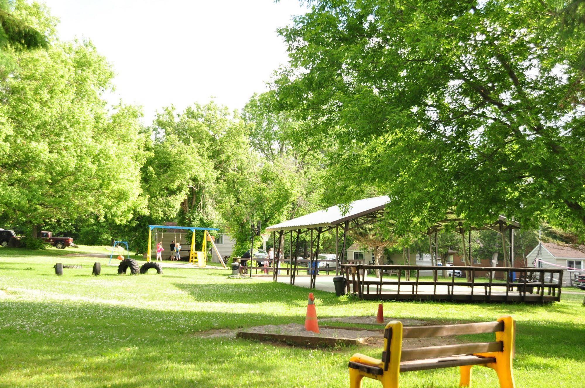 Lake Dalrymple Resort Lagoon City Exterior photo